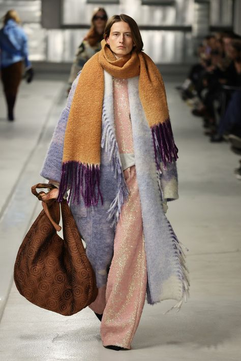 Fall 2023 Fashion, Fall Runway, Scarf Trends, Runway Fashion Couture, Berlin Fashion Week, Fashion Forms, Berlin Fashion, Couture Mode, Europe Fashion