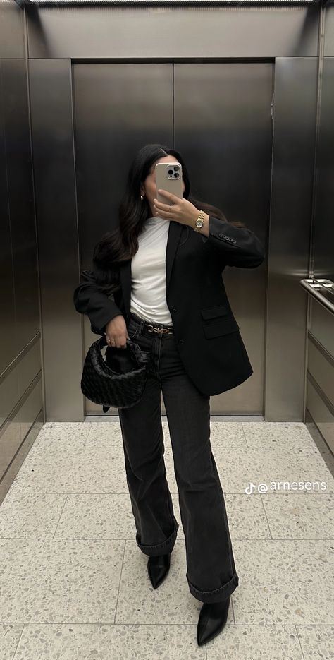 Cute Outfits First Date, Black Jeans Outfit Chic, Ootd Jean Noir, Outfit Blazer Noir, Outfit Jean Noir, Black Jeans Work Outfit, Casual Black Jeans Outfit, All Black Blazer Outfit, Black Blazer Outfits For Women