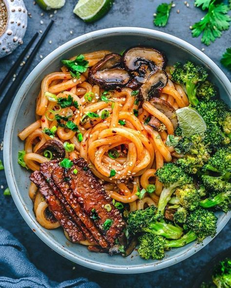 Vegan Udon Noodles, Vegan Udon, Udon Noodle, Cremini Mushrooms, Veggie Bowl, Noodle Bowl, God Mat, Dinner Options, Broccoli Florets