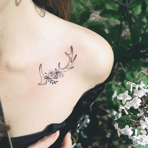 Animal Flower Tattoo Design, Feminine Moose Tattoo, Moose Horn Tattoo, Deer Track Tattoo For Women, Elk Horn Tattoo Women, Feminine Deer Antler Tattoo, Small Antler Tattoos For Women, Female Hunting Tattoos, Women Hunting Tattoos