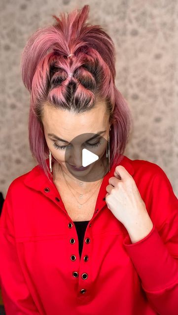 Karen Lester on Instagram: "Half Up…But make it interesting 🩷 adding in an inverted Topsy tail faux Hawk to your half up hairstyle adds the fun factor! By flipping the Topsy tail through the bottom instead of the top, it puts the twists on top giving you a whole different look! #halfuphairstyle #halfuphair #bobhairstyles #hairtutorials" Short Ponytail Hairstyles With Bangs, Bob Hairstyles Updo Ideas, Faux Hairstyles For Women, Shoulder Length Cute Hairstyles, Banded Hairstyles, Easy Halloween Hairstyles For Women, Viking Short Hairstyles Women, Half Up Topsy Tail Hairstyles, Half Up Faux Hawk