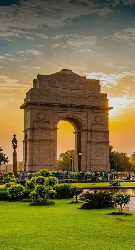 India Gate, New Delhi, India is a War Memorial commemorating 70k Indian soldiers who lost their lives fighting for the British Army during the WWl Delhi Monuments, Gate Images, Independence Day Background, Army Images, Agra Fort, States And Capitals, India Gate, Blurred Background Photography, Scenic Road Trip