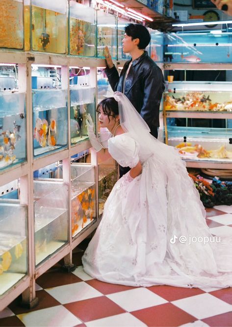 Hong Kong Wedding Photography 80s, Funny Pre Wedding Photoshoot, Pre Wedding Photoshoot Ideas, Chinese Wedding Photos, Wedding Photoshoot Ideas, Hong Kong Wedding, Japanese Wedding, Vintage Wedding Photos, Korean Wedding