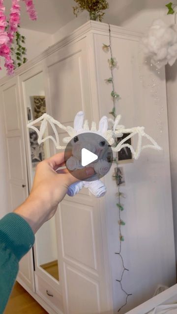 Pipe Cleaner Dragon Tutorial, Pipe Cleaner Dragon, Diy Dragon, Dragon Crafts, Diy Pipe, Pipe Cleaners, Instagram Diy, Pipe Cleaner, San Valentino