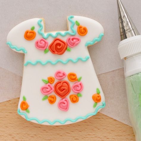 How to Make Mexican Fiesta Dress Cookies Buckwheat Biscuits, Mexican Fiesta Dresses, Dress Cookies, Mexican Cookies, Mexican Cake, Crown Cookies, Flood Icing, No Bake Sugar Cookies, Vanilla Recipes