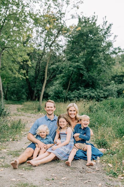 Family Of 5 Sitting Poses, Family Of Five Pictures, Sitting Poses Family, Family Photos Sitting On Blanket, Family Photoshoot Of Five, Family Sitting Poses, Family Of Five Photoshoot, Family Of 5 Picture Ideas, Family Of 5 Poses