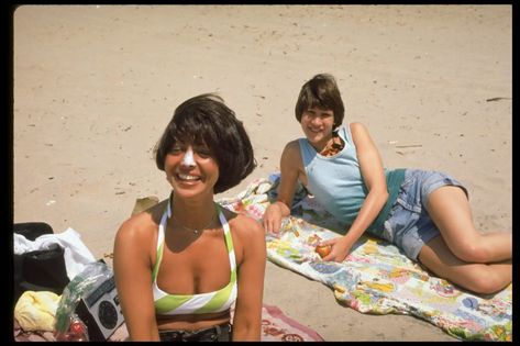 25 Pictures That Show Just How Far Out Beach Life Was In '70s 1970s Beach, 70s Beach, Summer At The Beach, Cocoa Beach, Famous Girls, Coney Island, Daytona Beach, The 1970s, Beach Photos