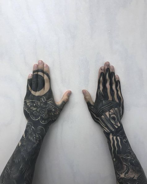 ink-pedia:“ MR Tumaru” Herren Hand Tattoos, Tato Maori, Mangas Tattoo, White Tattoos, Neotraditional Tattoo, Kunst Tattoos, Blackout Tattoo, 4 Tattoo, Hand Tattoos For Women