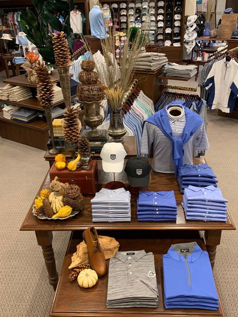 Golf Shop Merchandising Ideas, Golf Visual Merchandising, Golf Pro Shop Display Ideas, Shop Island Display, Golf Pro Shop Display, Golf Shop Displays Visual Merchandising, Golf Pro Shop Interior Design, Golf Shop Displays, Pro Shop Display