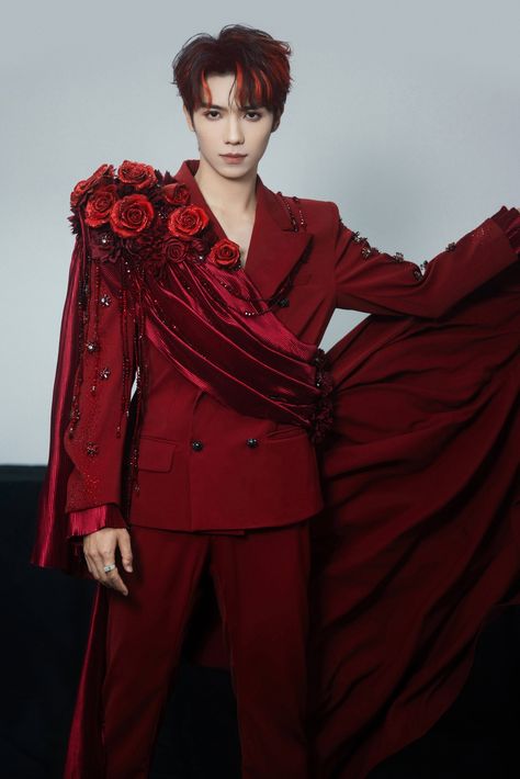 High Fashion Outfits Men, Met Gala Looks Men, Red Suit Men Aesthetic, Masc Wedding Outfits Bride, Met Gala Outfits Men, Mens Red Carpet Looks, Male Wedding Outfit, Royalty Outfits Men, Gala Outfit Men