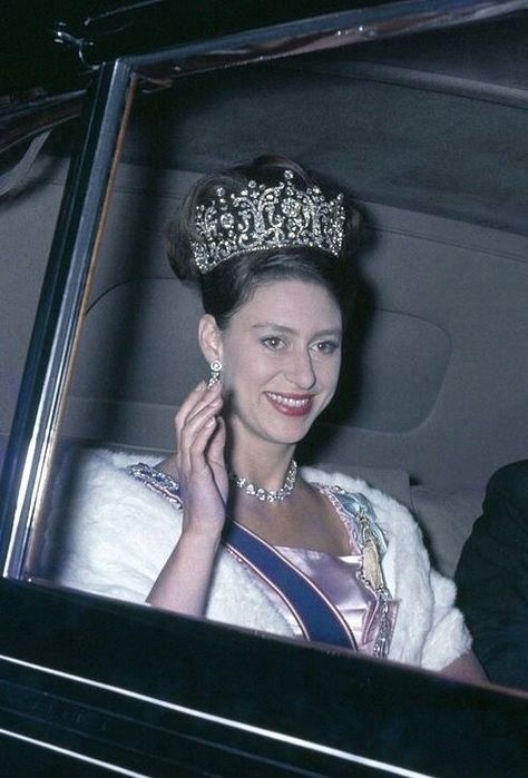 Princess Margaret Young, Princess Margaret Wedding, Poltimore Tiara, Princesa Margaret, Royal Family Portrait, Margaret Rose, Reine Elizabeth Ii, Royal Family England, Royal Tiaras