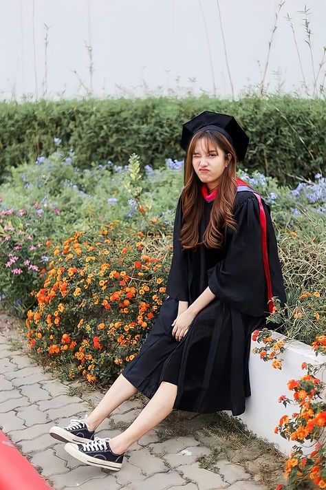 Korean Graduation, Graduation Photography Poses, Lawyer Outfit, Graduation Poses, Graduation Picture, Graduation Picture Poses, Grad Photoshoot, Graduation Style, Freen Sarocha