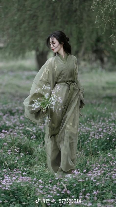 Han Chinese Clothing, Hanfu Dress Aesthetic, Asian Clothes Traditional, Chinese Outfit Aesthetic, Taiwan Traditional Clothes, Asian Princess Aesthetic, Kimono Aesthetic Traditional, Chinese Woman Traditional, China Outfits Style