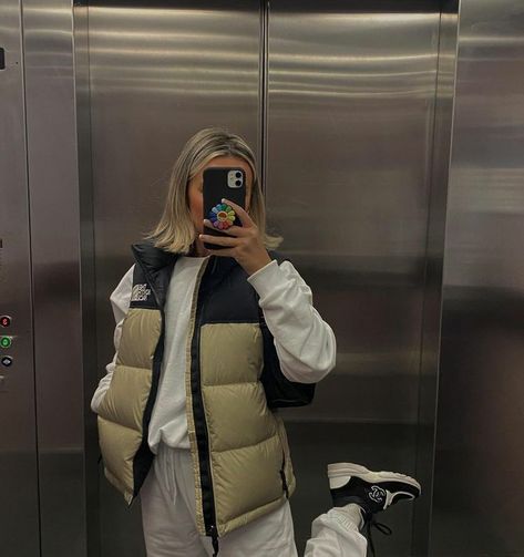 fashion, outfit i look grafika w We Heart It Gilet Outfit, Doudoune The North Face, Winter Outfits Aesthetic, North Face Puffer Jacket, North Face Vest, Looks Street Style, Winter Fits, Vest Outfits, Mode Inspo