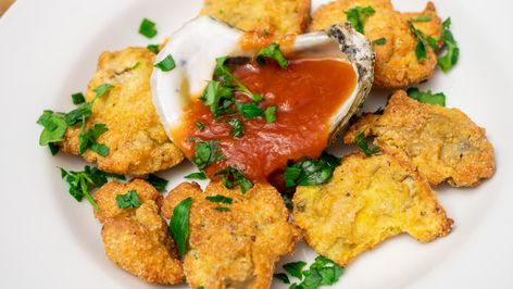 Toss Oysters In The Air Fryer And You'll Never Look Back - The Daily Meal Air Fried Oysters, Air Fryer Oysters, Air Fryer Oyster Recipes, Oysters At Home, Canned Oysters, Cooked Oysters, Organic Baking, Air Fryer Fish, Homemade Tartar Sauce