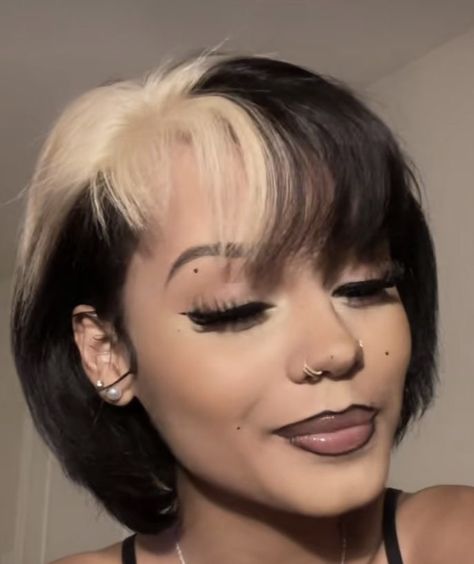 Long Pixie Hairstyles Curly Hair, Mulet Hair For Black Women, Short Hairstyle Ideas For Black Women, Flipped Short Hair, "bixie" Haircut Black Women, Medium Short Haircut Women, Wolf Cut Hair Black Women, Skunk Stripe Pixie Cut, Skunk Stripe Short Hair