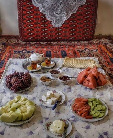 Middle Eastern Breakfast, Afghanistan Food, Lebanese Breakfast, Breakfast Presentation, Afghan Food Recipes, Salad Recipes Healthy Easy, Middle Eastern Culture, Iranian Food, Camping Aesthetic