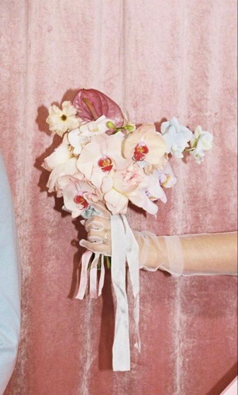 Retro Flowers Wedding, Falling Wedding Bouquet, Trashy Wedding Aesthetic, Luxury Wedding Florals, Wedding Aesthetic Bouquet, Retro Wedding Bouquet, Kitschy Wedding Decor, Avant Garde Wedding Decor, Pink Bouquet Aesthetic