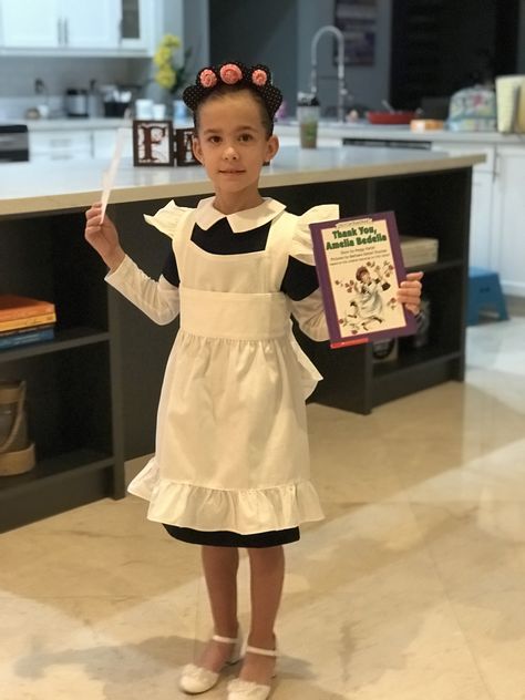 Amelia Bedelia storybook costume #ameliabedelia Amelia Bedelia Costume Diy, Amelia Bedelia Costume, Girl Book Characters, Story Book Costumes, Cc Essentials, Storybook Character Costumes, Book Character Pumpkins, Characters Costumes, Amelia Bedelia