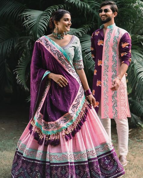 Navratri Couple Outfits, Couple Navratri Outfits, Cuples Cloths, Couple Traditional Outfits Indian, Couple Matching Outfits Indian, Family Matching Outfits Indian, Lehenga Color Combinations, Elegant Skirt Outfits, Couple Dresses