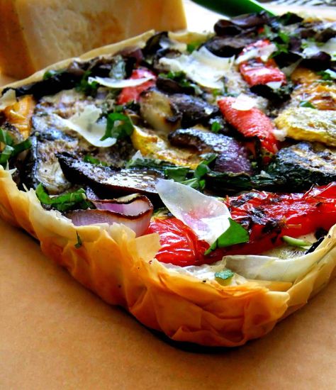 http://www.prouditaliancook.com/2012/04/grilled-vegetable-tart-with-phyllo.html Vegetable Tart, Sommer Mad, Menu Sarapan Sehat, Savory Tart, Winter Vegetables, Grilled Veggies, A Pizza, Grilled Vegetables, Veggie Dishes