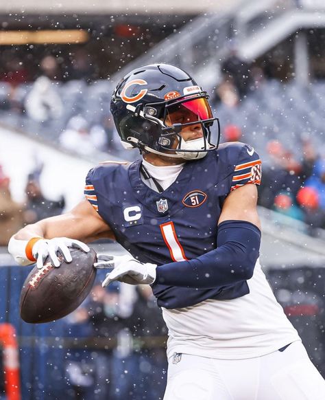 Football Poses, Nfl Football Pictures, Justin Fields, Nfl Photos, Football Pictures, December 31, Football Wallpaper, Chicago Bears, Nfl Football