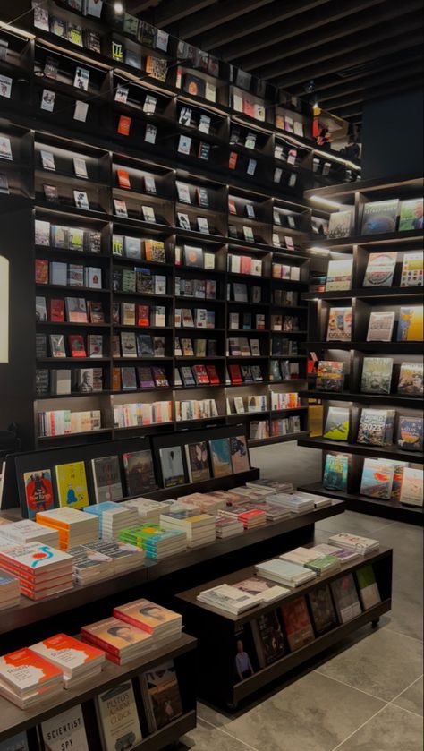 A bookstore Kinokuniya Aesthetic, Modern Bookstore Aesthetic, Modern Bookstore, Tsutaya Bookstore, Design Methodology, Store Architecture, Bookstore Cafe, Library Aesthetic, Coffee Shop Aesthetic