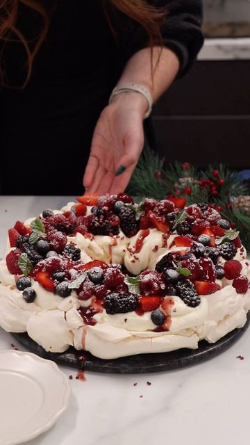 Christmas Wreath Dessert, Christmas Pavlova Wreath, Pavlova Wreath, Turkish Dessert, Christmas Pavlova, Baked Meringue, Raspberry Coulis, Pavlova Recipe, Fruit Toppings