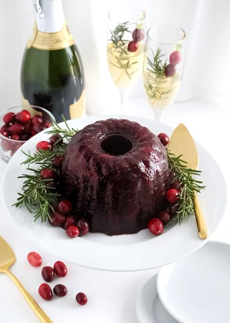 Cranberry Mold, Red Desserts, Cranberry Sauce Recipe, Fall Cooking, Cranberry Recipes, Thanksgiving Menu, Cranberry Sauce, Roasted Turkey, Holiday Cooking