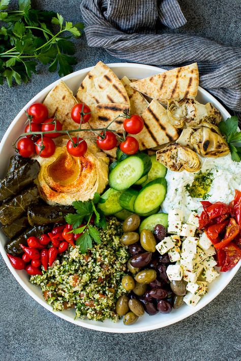 Mediterranean Mezze, Arabisk Mad, Meze Platter, Mezze Platter, Cured Meats, Mediterranean Diet Recipes, Party Fun, Food Platters, Lifestyle Inspiration