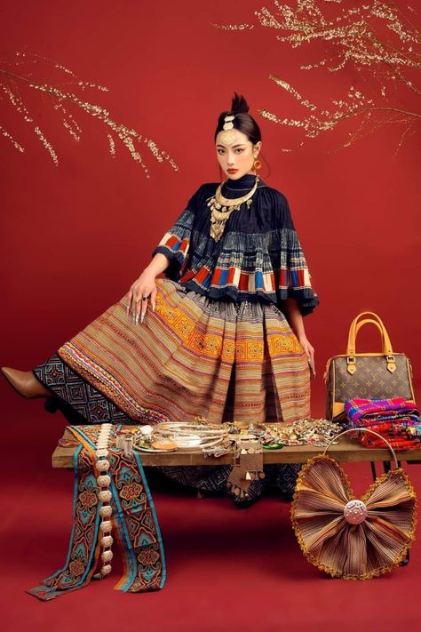 Hmong Culture, Modern Hmong Outfits, Hmong Photoshoot, 1980s Retro Fashion, Hmong Fashion, Hmong Clothes, Fashion Collection Inspiration, How To Look Expensive, Fashion Design Books