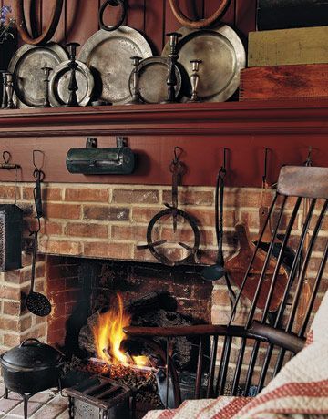 English Farmhouse Kitchen, Primitive Fireplace, Country Living Room Design, Early American Decor, Colonial Interior, The Mantle, Antique House, Primitive Homes, Colonial Decor