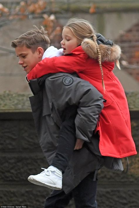 David Beckham Family, The Beckham Family, Harper Beckham, Siblings Goals, Romeo Beckham, Dream Family, Saturday Afternoon, Future Mom, Celebrity Kids