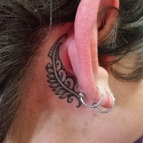 New Zealand Maori Silverfern tattoo behind ear Maori Neck Tattoos Women, Maori Tattoos For Women, Small Maori Tattoo, Maori Women Tattoo, Maori Chin Tattoo, New Zealand Tattoo Ideas Maori, Koru Tattoo, Maori Tattoo Frau, Tattoo Pierna