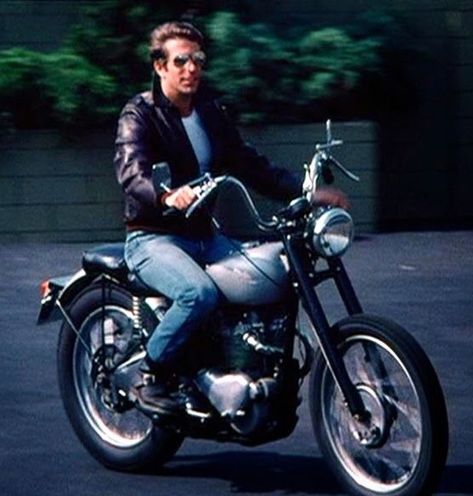 Happy Days Tv Show, Fonzie Happy Days, Henry Winkler, Triumph Thunderbird, The Fonz, 1970s Tv Shows, People Reading, Movie Cars, Cool Bike Accessories