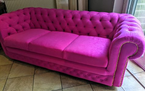 Brass Furniture Legs, Chesterfield Sofa Living Room, Sofa Couch Design, Diva Den, Contemporary Decor Living Room, Luxury Furniture Sofa, Pink Furniture, Brass Furniture, Couch Design