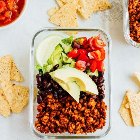 Tempeh taco salad that can be made into meal prep bowls. Each bowl offers a delicious mix of protein-packed tempeh taco meat and veggies! Vegan Diner, Tempeh Tacos, Healthy Spaghetti, Tempeh Recipes, Breakfast Low Carb, Vegetarian Meal Prep, Salad Meal Prep, Prep Bowls, Meal Prep Bowls