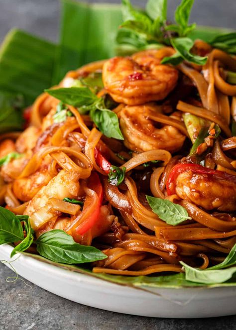 Drunken Noodles Thai, Noodles Shrimp, Pad Kee Mao, Thai Drunken Noodles, Chicken Lo Mein Recipe, Shrimp Noodles, Panang Curry, Asian Rice, Lo Mein Recipes