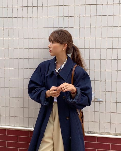 Navy Blue Coat Outfit, Navy Coat Outfit, Blue Coat Outfit, Trench Outfit, Navy Trench Coat, Trench Coat Outfit, Navy Outfit, Estilo Preppy, Parisian Chic