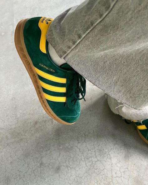 Adidas Aesthetic Shoes, Adidas Samba Green, Ae Outfits, Adidas Aesthetic, Chill Fits, Adidas Girl, Hype Shoes, Shoe Inspo, Aesthetic Shoes