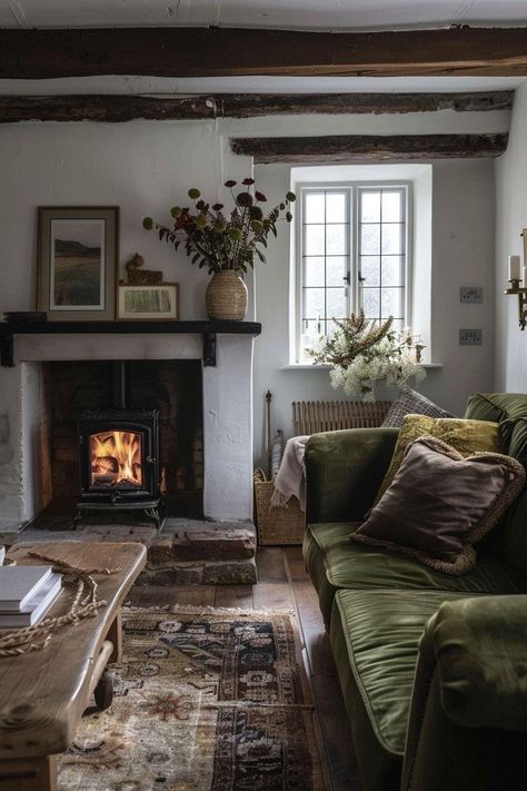 Vintage Cottage Interiors, English Sitting Room, Scottish Cottage Interior, Cottage Sitting Room, Cosy Cottage Living Room, Lounge Colours, Scottish Homes, Home London, English Interior