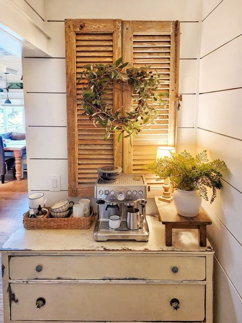 Using a dresser as a coffee bar Vintage Coffee Bar Ideas, French Country Coffee Bar, Farmhouse Antique Decor, Nice Room, Coffee Area, Farmhouse Coffee Bar, Beach House Living Room, Coffee Nook, Apartment Office