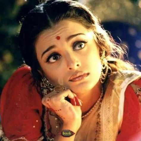 Aishwarya rai ✨ Devdas Paro Aesthetic, Aishwarya Rai Devdas, Sanjay Leela Bhansali Movies, Aishwarya Rai Pictures, Bollywood Retro, Aishwarya Rai Photo, Sanjay Leela Bhansali, Bollywood Aesthetic, Bollywood Outfits