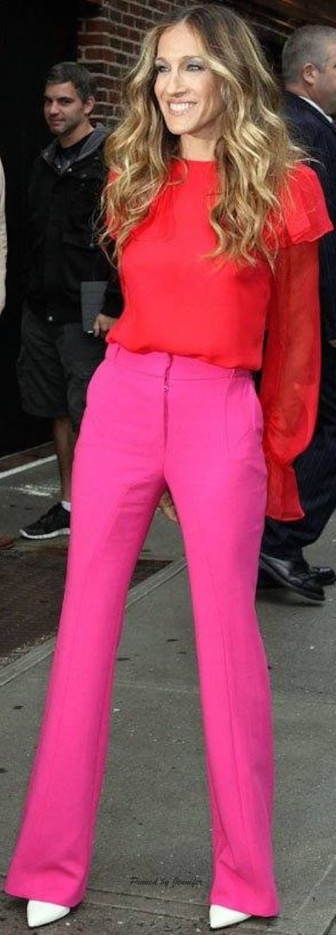 SJP Pink Pants Outfit, Hot Pink Pants, Pink Trousers, Outfit Chic, Pink Lady, Outfit Trends, Sarah Jessica Parker, Pink Pants, Pink Outfits