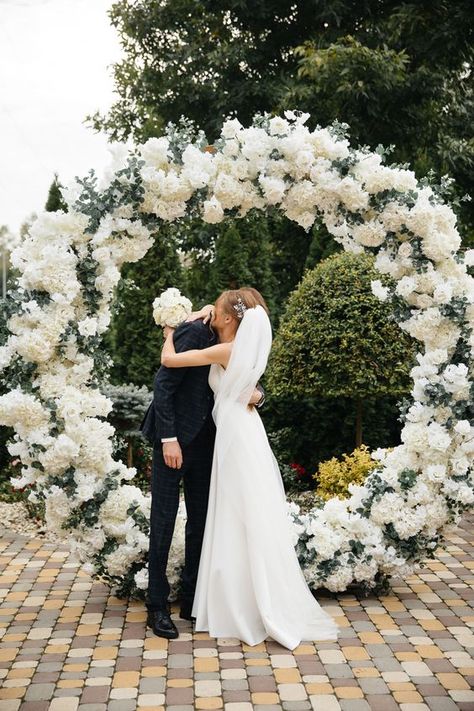 Black Decor Accents, Palm Springs Backyard, Monochromatic Wedding, White Wedding Arch, Small Weddings Ceremony, Wedding Alters, Floral Arch Wedding, White Roses Wedding, White Wedding Theme