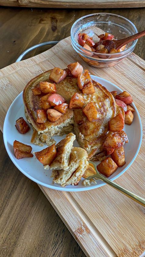 How To Make Cinnamon Pancakes, Animal Based Pancakes, Pancakes With Apples, Food & Drinks, Breakfast Recipes Fruit, Autumnal Breakfast, Pancakes Breakfast Ideas, Breakfast Ideas Sweet, Cinnamon Apple Pancakes