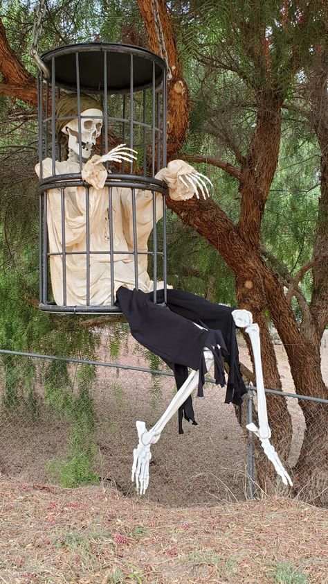 Pirate Gibbet Cage - Halloween 2021: This caged pirate is waiting for you... Come check out my other Pirate Yard Haunt creations! https://pin.it/BUk7AML Skeleton Pirate Halloween Decorations, Diy Pirate Decorations Homemade, Pirate Float Ideas, Halloween Pirate Theme, Pirate Themed Halloween Decorations, Pirate Outdoor Decorations, Pirate Themed Halloween Party, Nautical Halloween Decor, Diy Pirate Halloween Decorations