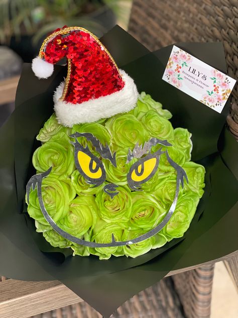 Grinch Flower Bouquet, Christmas Theme Bouquet, Grinch Bouquet Roses, Grinch Bouquet, Eternal Flower Bouquet Christmas, Christmas Ramo, Xmas Bouquets, Spooky Ramos Eternal, Eternal Flower Bouquet Ribbon