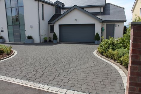 Gravel Resin, Driveway Pavers Design, Front Driveway Ideas, Front Garden Ideas Driveway, Block Paving Driveway, Driveway Blocks, Garden Ideas Driveway, Paved Driveway, Modern Driveway