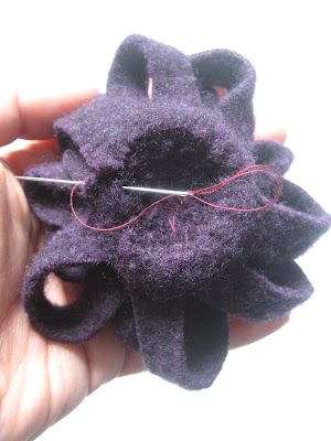 Upcycled Creatively: Upcycled loopy style felt flower brooch - Tutorial Blanket Upcycle, Brooch Tutorial, Brooch Making, Suffolk Puffs, Felt Brooches, Felt Flower Tutorial, Felted Flowers, Felt Flowers Diy, Fabric Jewellery